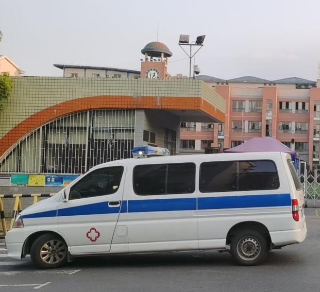 文成救护车出租护送骨折病人一公里多少钱